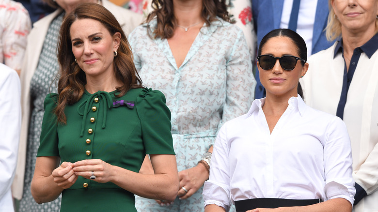 Meghan Markle et Kate Middleton debout