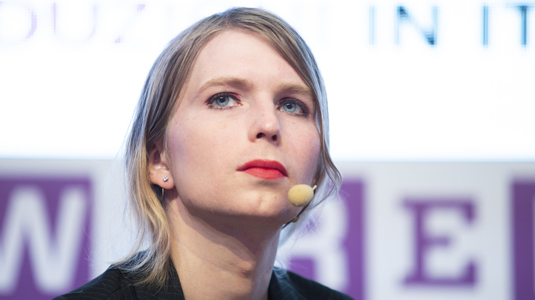 Chelsea Manning avec du rouge à lèvres et un casque