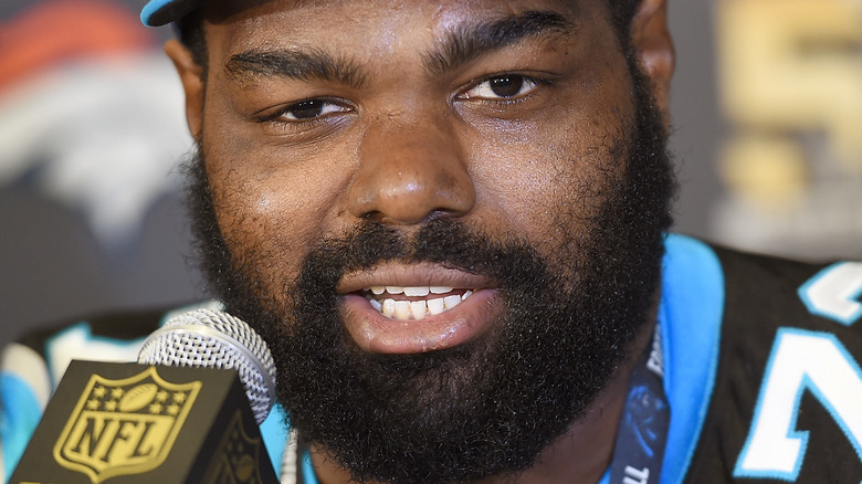 Michael Oher s'exprimant dans le microphone