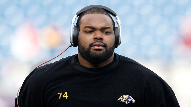 Michael Oher porte des écouteurs