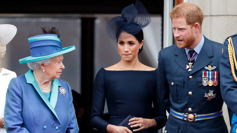 La reine Elizabeth II, Meghan, duchesse de Sussex et le prince Harry, duc de Sussex regardent un défilé aérien