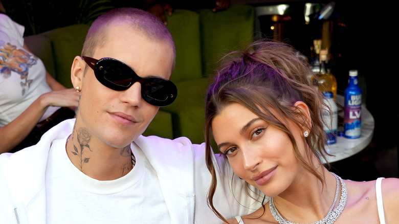 Justin Bieber et Hailey Bieber posent