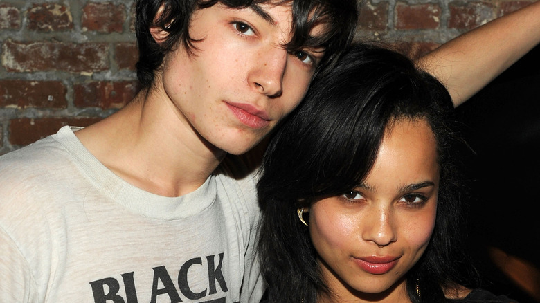 Zoe Kravitz et Ezra Miller lors d'un événement, étant confortable