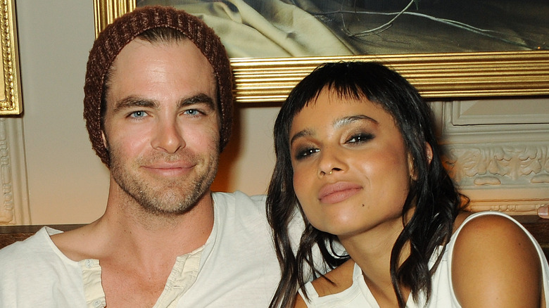 Chris Pine et Zoe Kravitz lors d'un événement, souriant gentiment