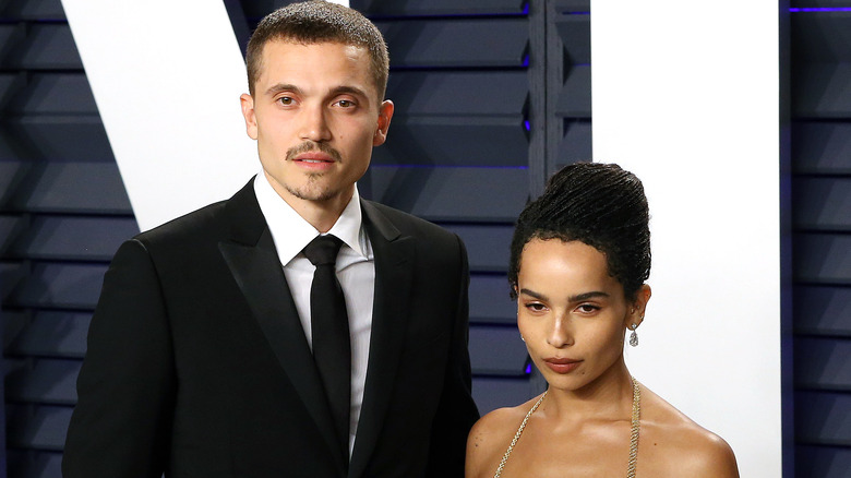 Karl Glusman et Zoe Kravitz lors d'un événement 