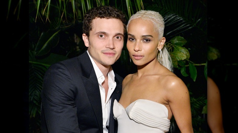 Karl Glusman et Zoe Kravitz lors d'un événement 