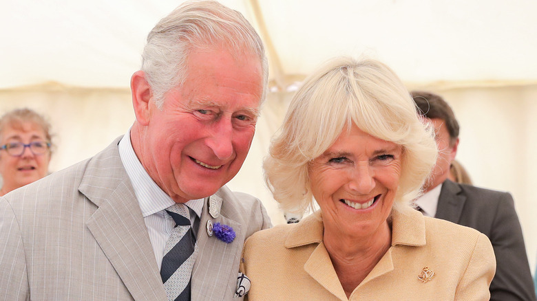 Le prince Charles et Camilla Parker-Bowles souriant