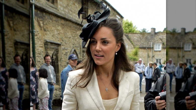 la jeune Kate Middleton portant un chapeau