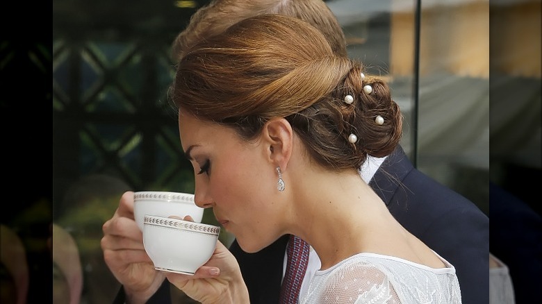 Kate Middleton avec des perles dans son chignon