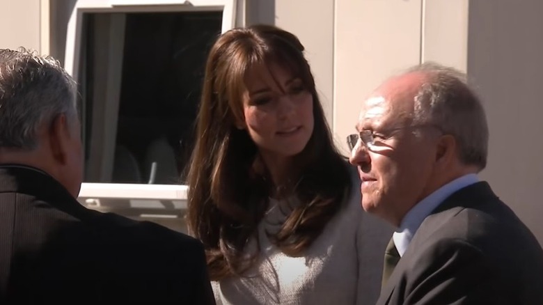 Kate Middleton avec une frange et les cheveux ramenés en arrière