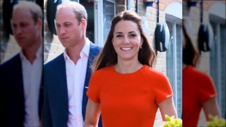 Kate Middleton avec les cheveux tirés à moitié en arrière