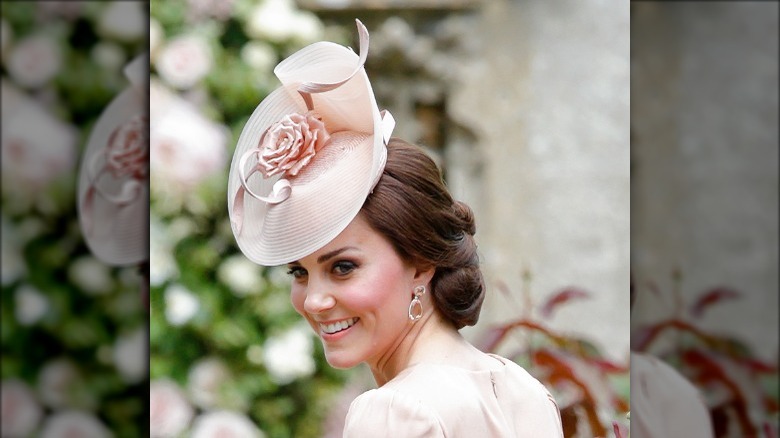 Kate Middleton avec un chignon et un chapeau élégants