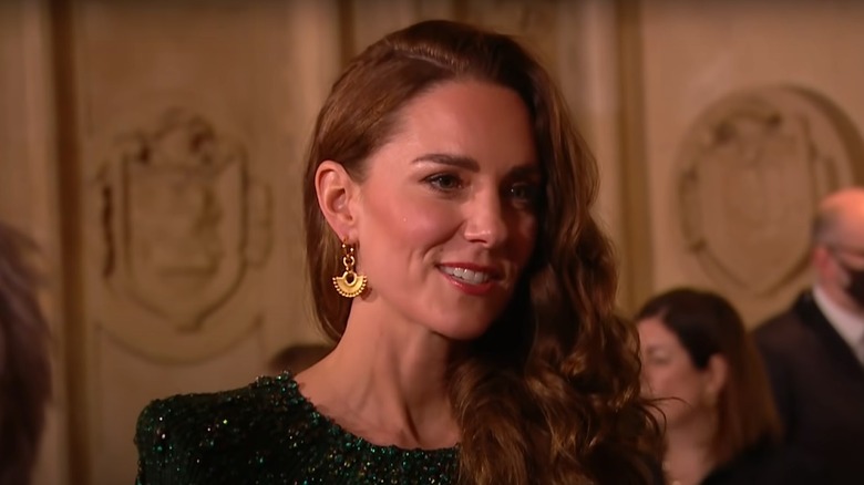 Kate Middleton avec des boucles lâches sur son épaule