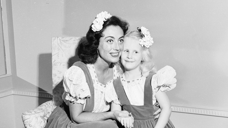 Joan et Christina Crawford posant ensemble