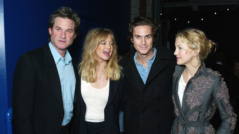 Kurt Russell, Goldie Hawn, Oliver Hudson et Kate Hudson posant ensemble