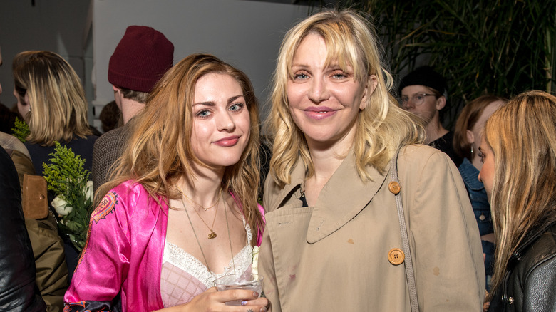 Frances Bean Cobain et Courtney Love posant ensemble