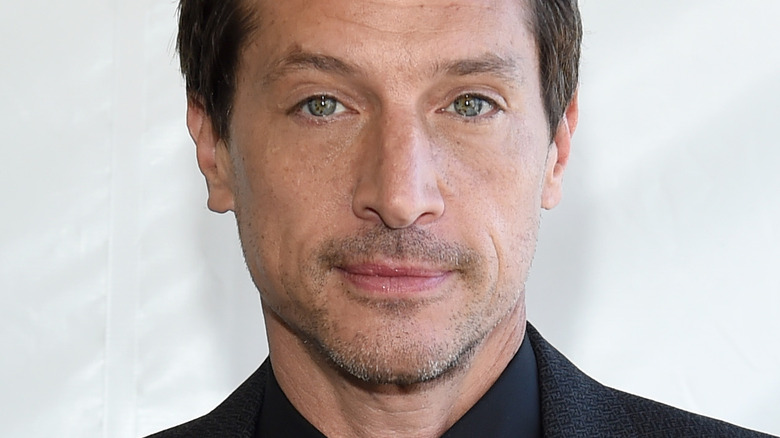 Simon Rex regarde la caméra