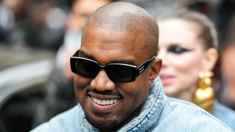 Kanye West porte du jean