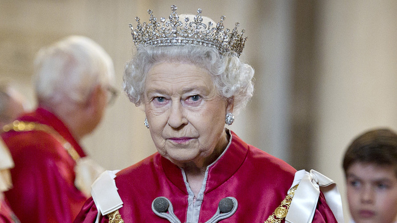 La reine Elizabeth avec sa couronne sur
