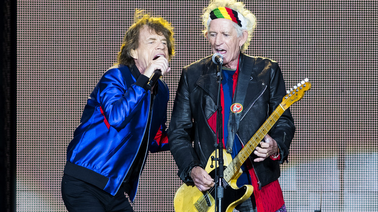 Mick Jagger et Keith Richards jouent