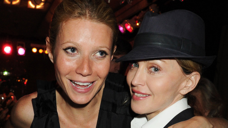 Gwyneth Paltrow et Madonna posant ensemble