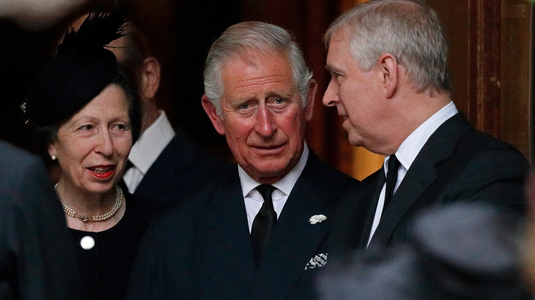 La princesse Anne, le prince Charles et le prince Andrew discutent