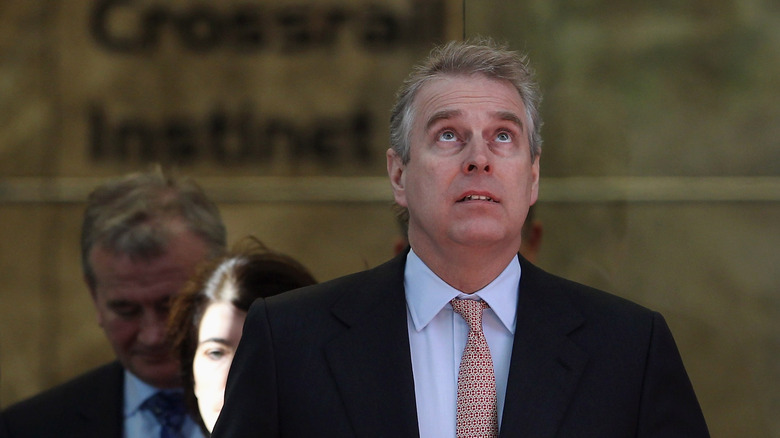 Prince Andrew levant les yeux