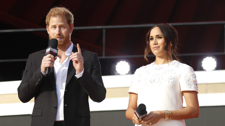 Le prince Harry et Meghan Markle s'exprimant sur scène