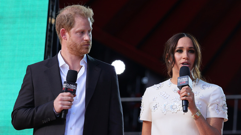 Le prince Harry et Meghan Markle s'exprimant sur scène