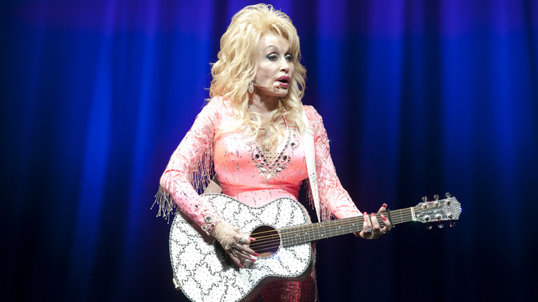 Dolly Parton joue de la guitare