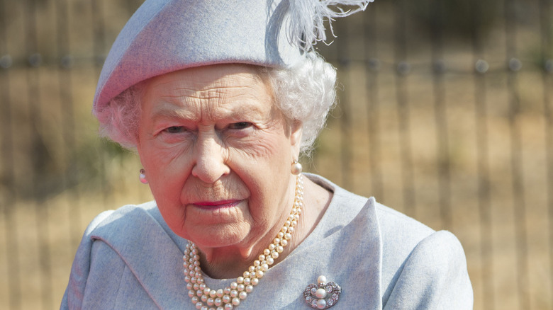 La reine Elizabeth avec une expression sévère