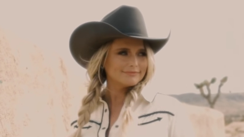 Miranda Lambert apparaît dans le clip "Strange"