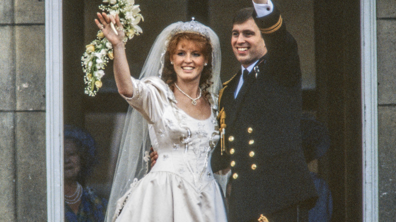 Le prince Andrew et Sarah Ferguson saluent le jour de leur mariage