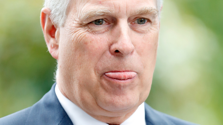 Le prince Andrew tire la langue