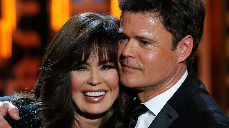 Donny et Marie Osmond se câlinant en transpirant