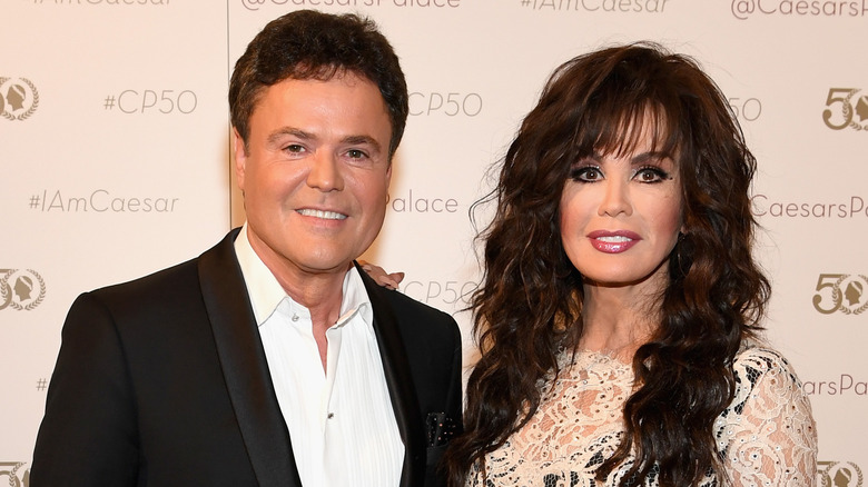 Donny et Marie Osmond souriant tapis rouge