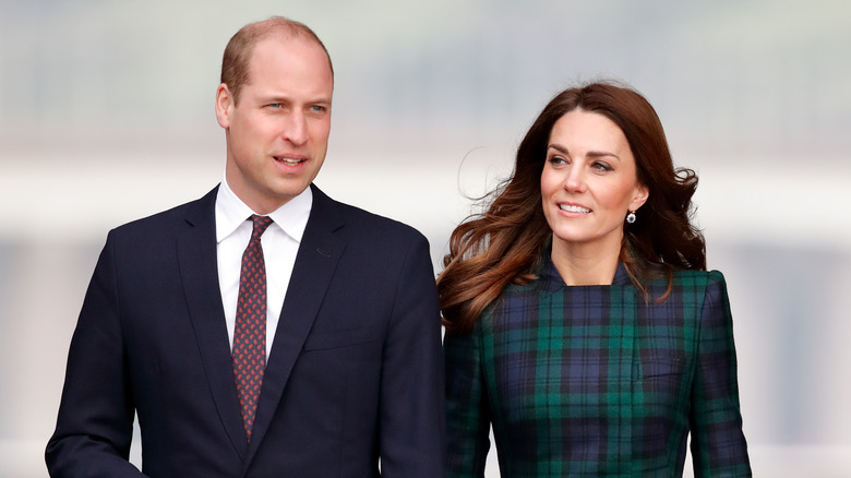 Le prince William et Kate Middleton marchant côte à côte