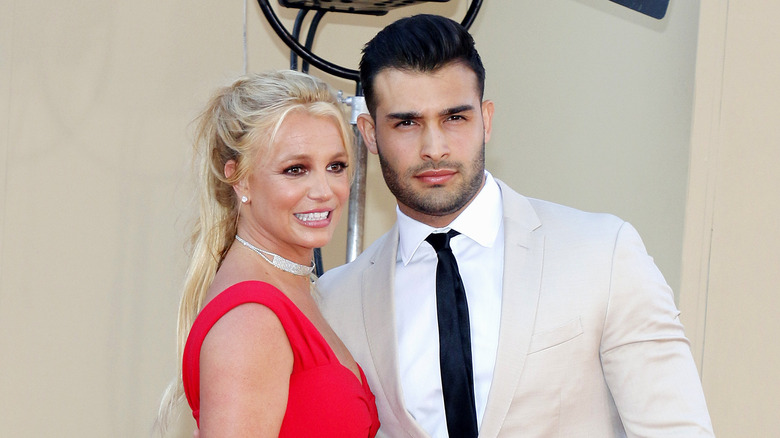 britney spears et sam asghari sur un tapis rouge