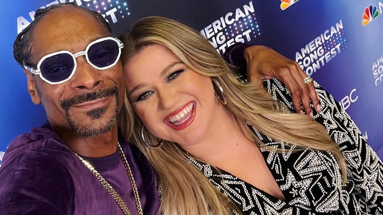 Snoop Dogg et Kelly Clarkson sourient ensemble