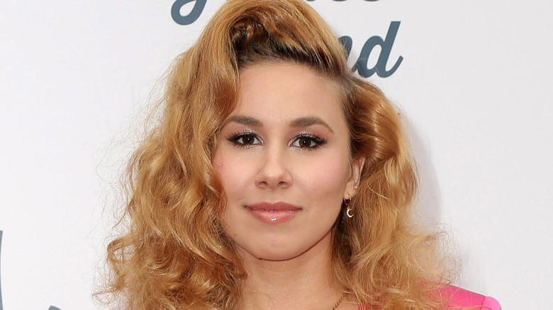 Haley Reinhart sur tapis rouge, souriant doucement