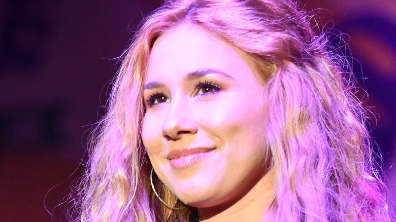 Haley Reinhart sur scène, souriante