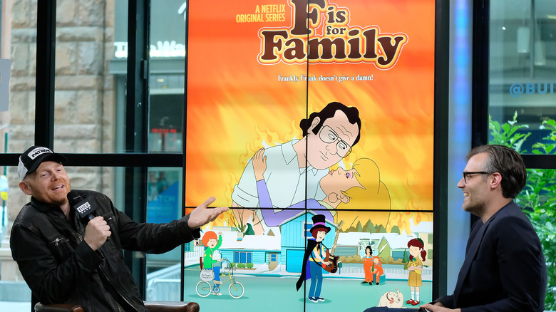 Bill Burr interviewé devant la publicité "F Is For Family"