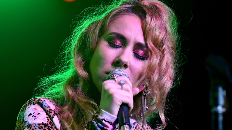 Haley Reinhart sur scène, chantant