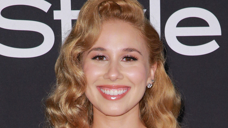 Haley Reinhart sur tapis rouge, souriante