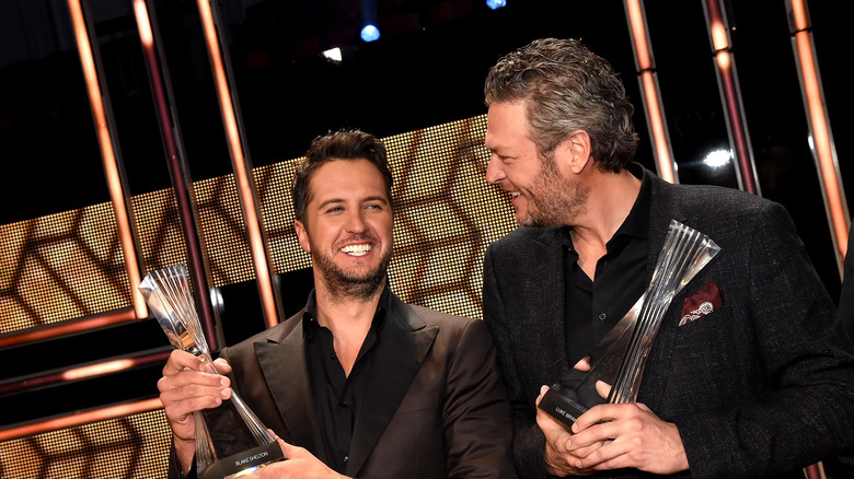 Luke Bryan, Blake Shelton souriant