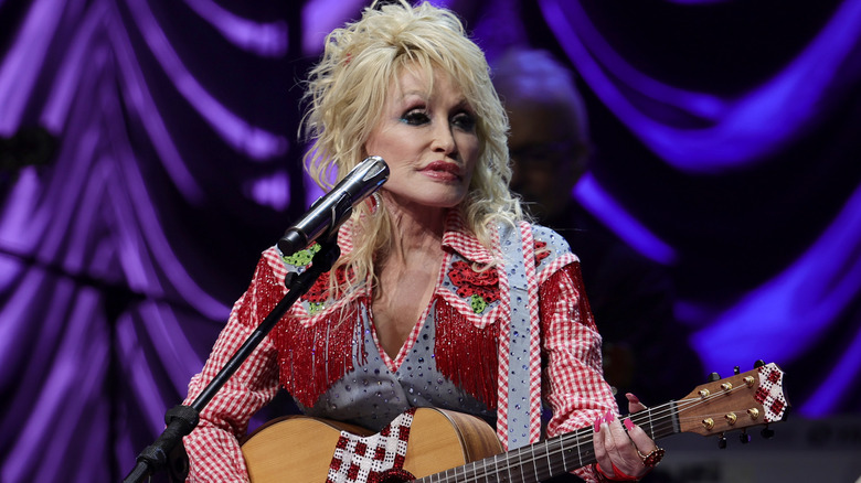 Dolly Parton se produit sur scène à ACL Live