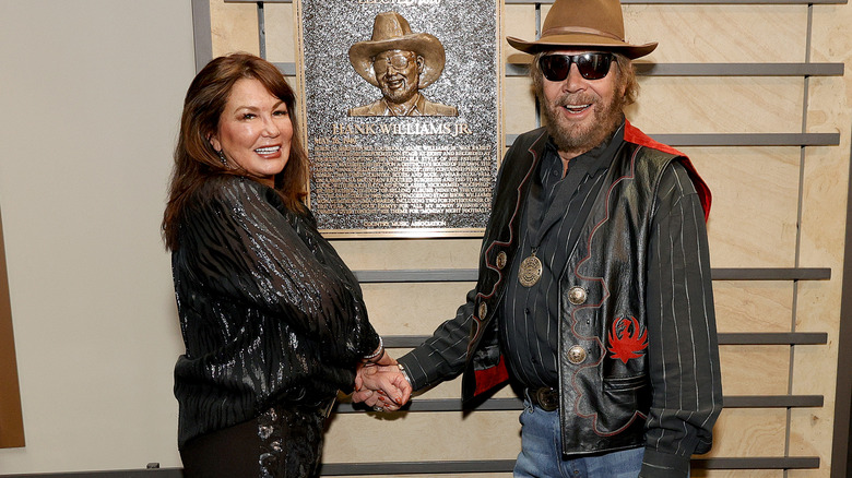 Mary Jane Thomas, Hank Williams Jr. main dans la main