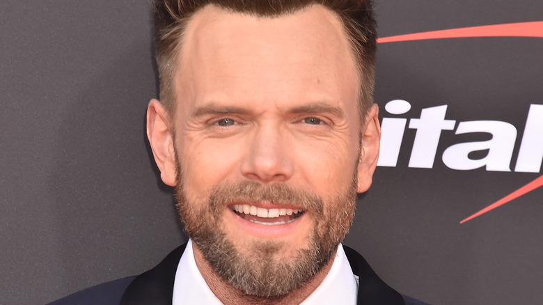 Joel McHale posant