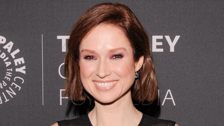 Ellie Kemper souriante