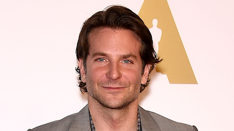 Bradley Cooper posant